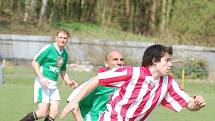 V duelu dvou nejlepších týmů okresního přeboru si tříbodový zisk připsal na své konto Pernink (v pruhovaném), který smázl vedoucí tým tabulky Slavii Junior (v zeleném) v poměru 4:1.