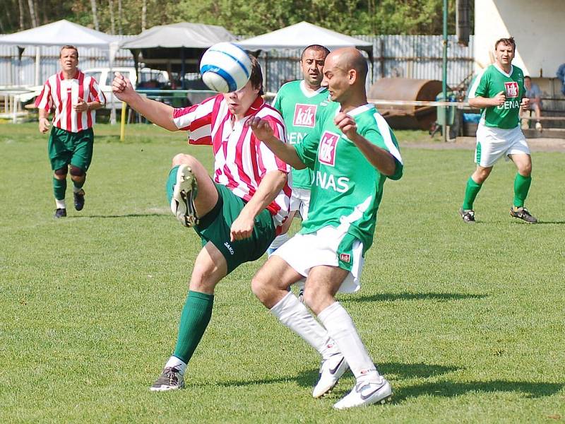 V duelu dvou nejlepších týmů okresního přeboru si tříbodový zisk připsal na své konto Pernink (v pruhovaném), který smázl vedoucí tým tabulky Slavii Junior (v zeleném) v poměru 4:1.