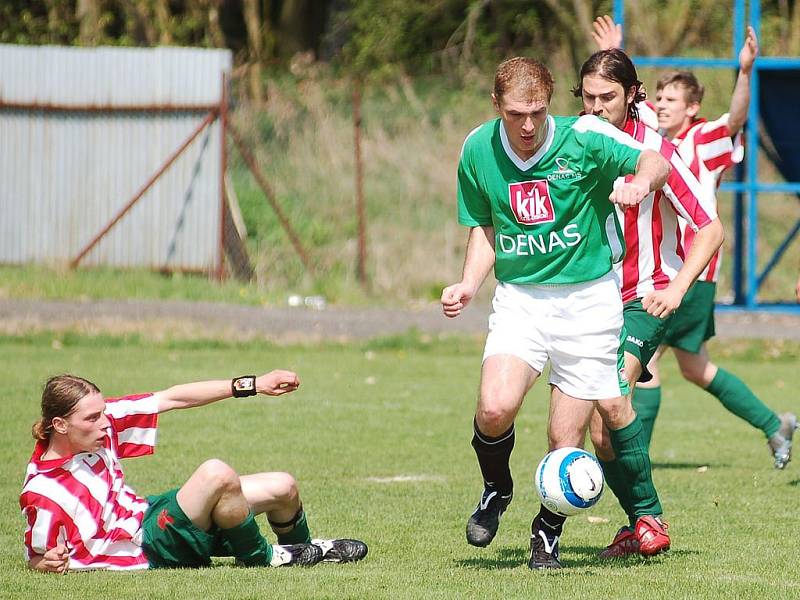 V duelu dvou nejlepších týmů okresního přeboru si tříbodový zisk připsal na své konto Pernink (v pruhovaném), který smázl vedoucí tým tabulky Slavii Junior (v zeleném) v poměru 4:1.