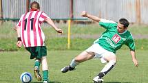 V duelu dvou nejlepších týmů okresního přeboru si tříbodový zisk připsal na své konto Pernink (v pruhovaném), který smázl vedoucí tým tabulky Slavii Junior (v zeleném) v poměru 4:1.