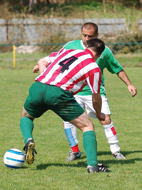 V duelu dvou nejlepších týmů okresního přeboru si tříbodový zisk připsal na své konto Pernink (v pruhovaném), který smázl vedoucí tým tabulky Slavii Junior (v zeleném) v poměru 4:1.