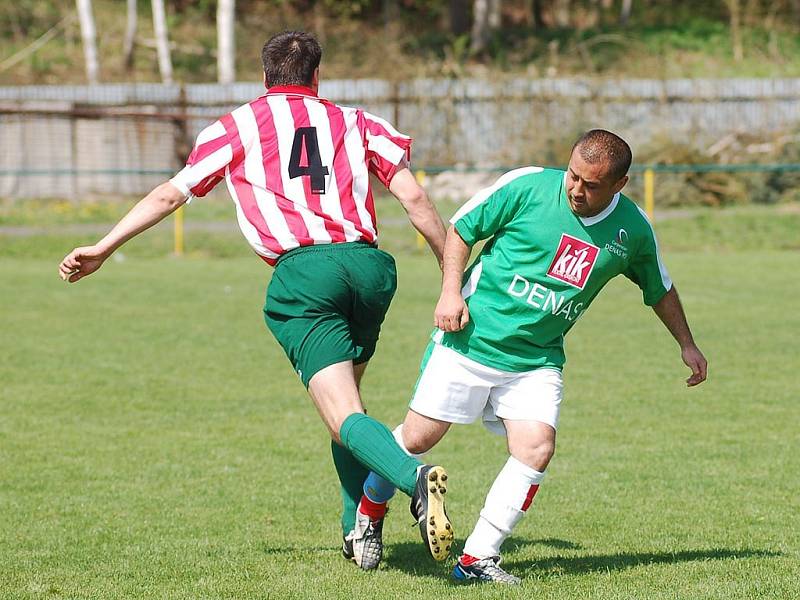 V duelu dvou nejlepších týmů okresního přeboru si tříbodový zisk připsal na své konto Pernink (v pruhovaném), který smázl vedoucí tým tabulky Slavii Junior (v zeleném) v poměru 4:1.