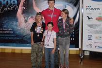 Na snímku jsou medailisté SK KONTAKT Karlovy Vary ze závodů v Chomutově. Stojící nejúspěšnější plavec oddílu Milan Man, po jeho pravici Kuba Voráček, po levici Petra Flekačová a ta maličká vepředu je Vendy Dušková.