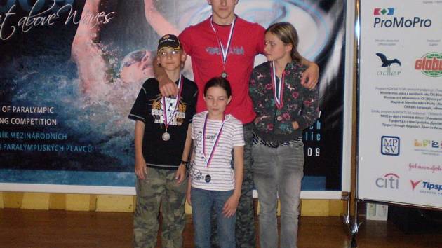 Na snímku jsou medailisté SK KONTAKT Karlovy Vary ze závodů v Chomutově. Stojící nejúspěšnější plavec oddílu Milan Man, po jeho pravici Kuba Voráček, po levici Petra Flekačová a ta maličká vepředu je Vendy Dušková.