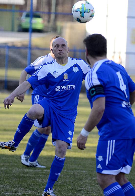 Druhý tým krajského přeboru mužů z Lomnice (v pruhovaném), bral na půdě Nejdku (v modrém) dva body, když po nerozhodném výsledku, uspěl v penaltovém rozstřelu.