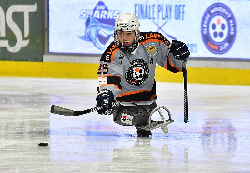 Para hokejisté SKV Sharks Karlovy Vary uhájili para hokejový trůn. V KV Aréně obstál nejlepší tým základní části i ve druhé finálové bitvě, ve které slavil výhru 6:3 nad Zlínem.