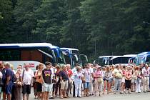  Na parkoviště Kome od rána míří desítky autobusů.