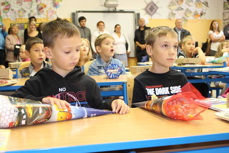 V Karlovarském kraji začal nový školní rok. Zaznamenali jsme zahájení školního roku v základních školách v Dolním Žandově, Lokti a před ZŠ Dukelská v Karlových Varech.