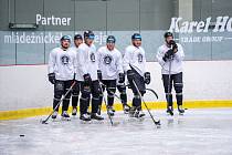 Hokejisté karlovarské Energie na ledě.