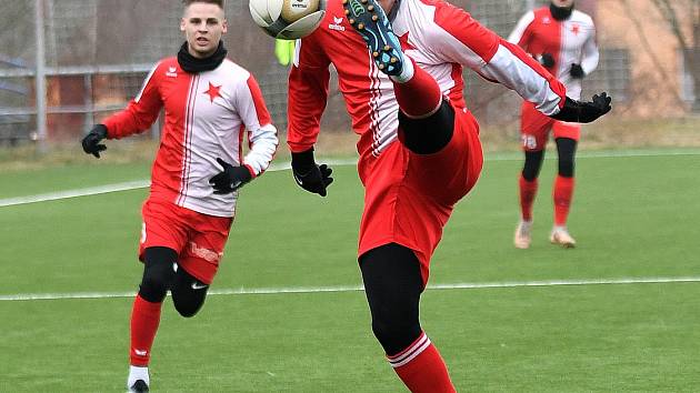 Jedinou brankovou radost Slavie obstaral na půdě druholigového Ústí nad Labem záložník Jan Kalina (u míče).