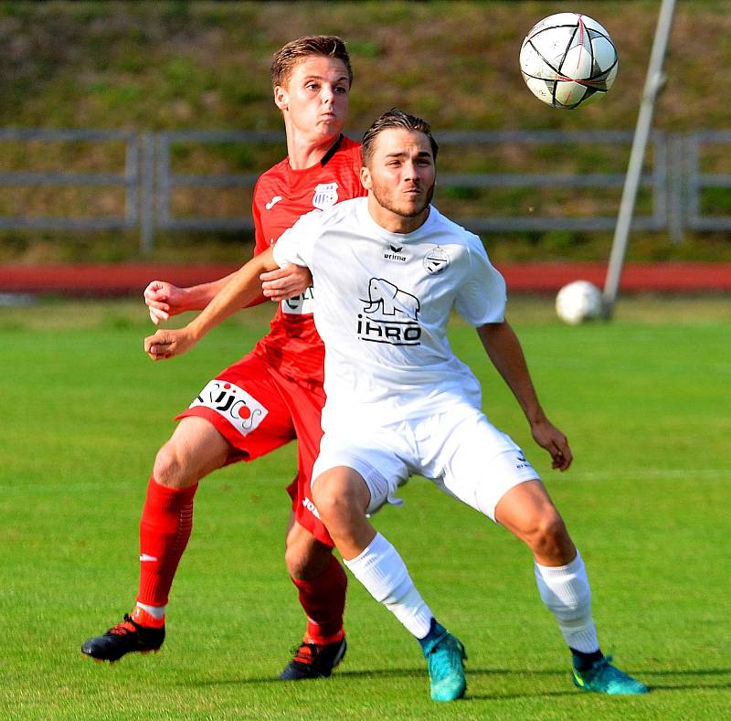 Mariánskolázeňská Viktorie ( v bílém) v prvním kole MOL Cupu nestačila na favorizované Ústí nad Labem (v červeném), kterému podlehla 1:4.