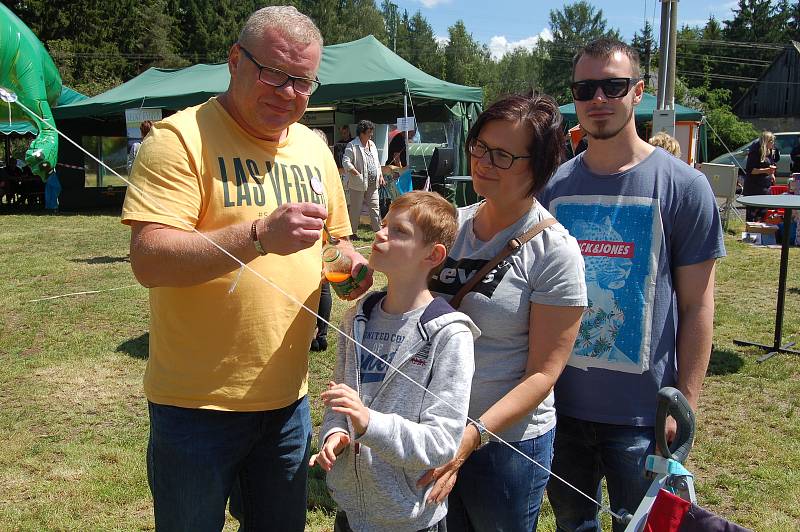 Na Velkém Rybníce se v sobotu konala benefiční akce, jejíž výtěžek půjde rodině Přibilových z Karlových Varů. Jejích syn Filip trpí těžkou poruchou zvanou glykosylace.