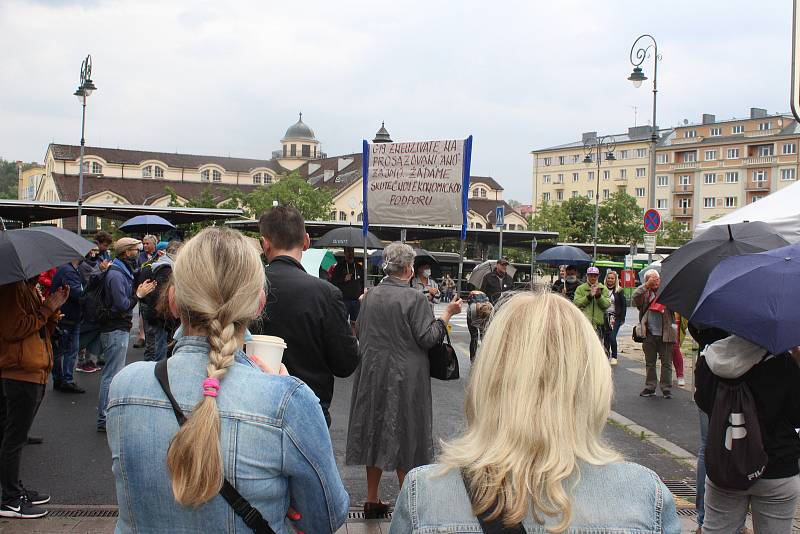 Také v Karlových Varech se lidé připojili k protestním akcím proti premiéru Andreji Babišovi.