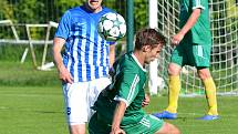 Ostrovský FK (v modrém) si připsal na účet velmi cennou výhru, když v derby pokořil karlovarský 1.FC (v zeleném) v poměru 3:2.