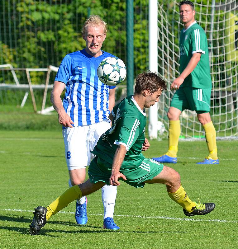 Ostrovský FK (v modrém) si připsal na účet velmi cennou výhru, když v derby pokořil karlovarský 1.FC (v zeleném) v poměru 3:2.