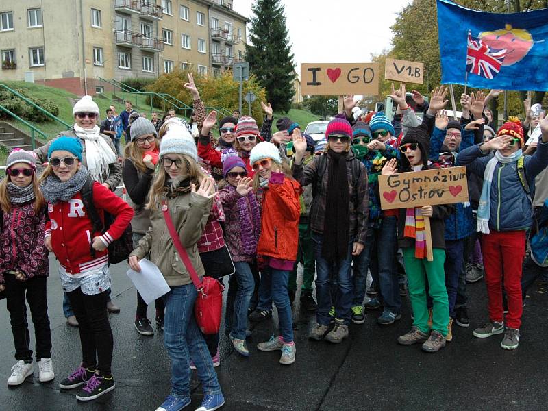 Gymnázium v Ostrově slaví 60. výročí. Studenti připravili pochod masek.