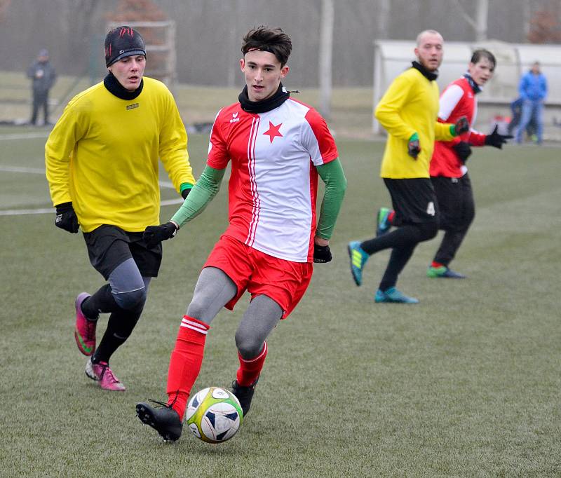 Jediné utkání odehráli hráči karlovarské Slavie, kteří slavili výhru 4:0 nad týmem Vintířova (ve žlutém).