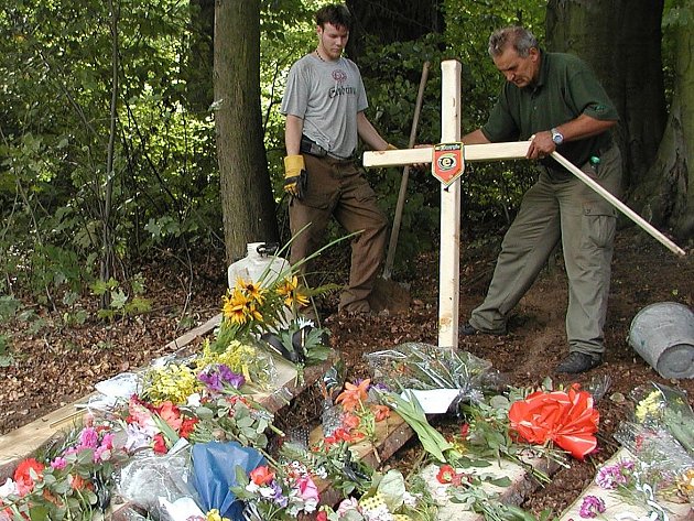 Po tragické události postavili hokejoví fanoušci na místě nehody dřevěný kříž a nosili k němu květiny.