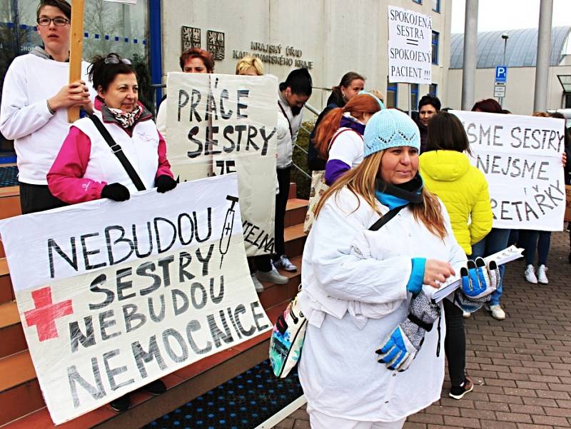 Zdravotní sestry protestovaly před jednáním krajského zastupitelstva Karlovarského kraje proti nízkým platům.