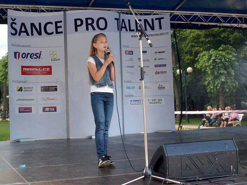 V pátek 24. června se na třídě T.G.Masaryka konalo další kolo soutěže Šance pro talent. Vítězem se stal Vašek Klouda, který porotu zaujal beatboxem a žonglováním s míčkem