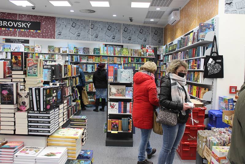 Lidé mohou konečně i do knihkupectví.