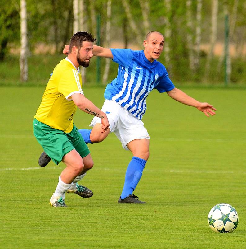 Devět branek nastříleli o víkendu hráči ostrovského FK (v pruhovaném) týmu Františkových Lázních (ve žlutém).