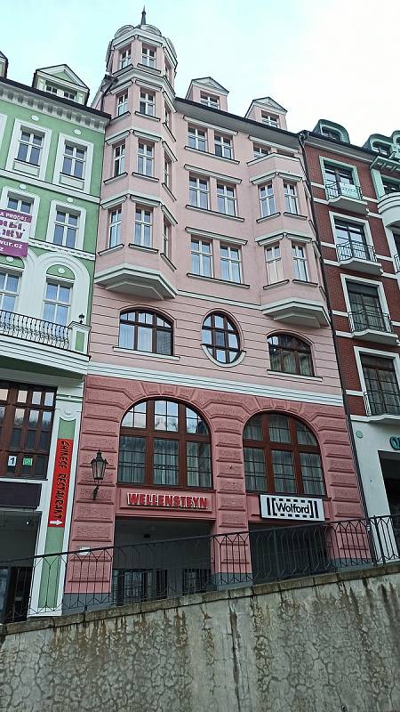 Někdejší proluku v Divadelní ulici zaplnily nové domy. Část z nich hledá nyní své využití.