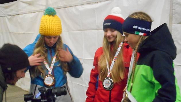 Medailový ceremoniál na 9. zimní olympiádě dětí a mládeže v Karlovarském kraji se konal před hotelem Thermal. Foto: Dominik Hron