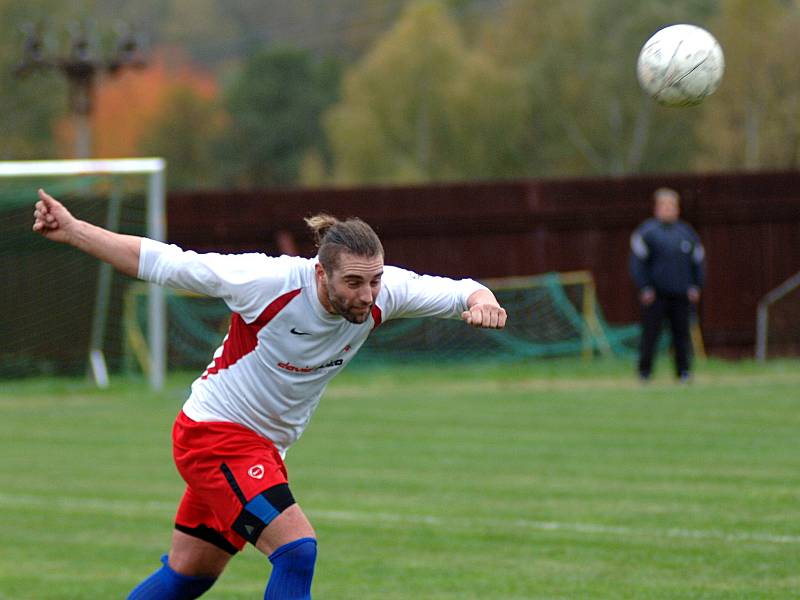 Tři body z Lubů si odvezli borci Hrozňatova (ve černo-modrém) za výhru 5:1.