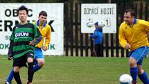 Fotbalisté Sokola Pernink (v pruhovaném) rozstříleli rezervu Olympie Hroznětín 8:1.