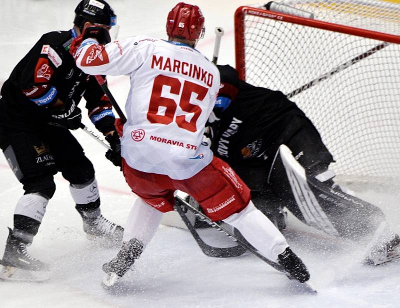 TIPSPORT extraliga, 29. kolo: HC Oceláři Třinec - HC Energie Karlovy Vary (na snímku hokejisté v tmavých dresech) 4:2.