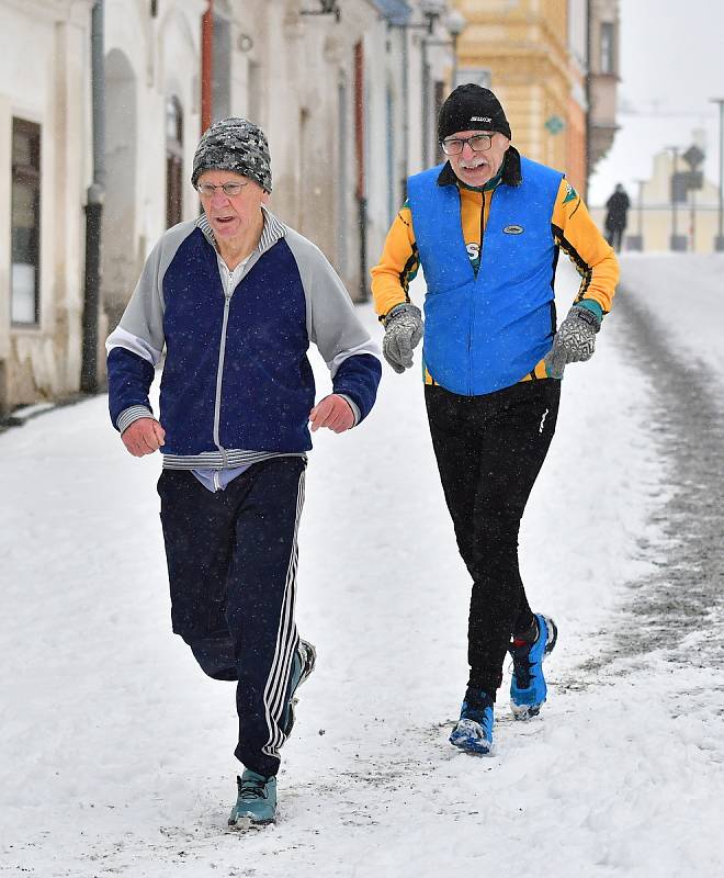 Dvanáctým dílem pokračoval o víkendu 20. ročník Zimního běžeckého poháru Kadaň. Tentokrát čekal závodníky, kterých se sešlo na startovním roštu 186, desetikilometrový Běh historickou Kadaní.