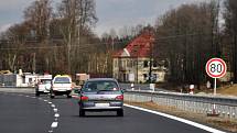 Dopravní policisté si stěžují na neukázněné řidiče, kteří nedodržují povolenou rychlost na zprovozněném úseku silnice R6 mezi Kamenným Dvorem a Tisovou.