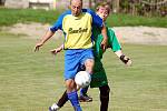 Ve druhém kole I. B třídy dokázaly Božičany (v zeleném) na svém stadionku remizovat s týmem Královské Poříčí B (žlutomodrá) 2:2. V nové soutěži si tak Božičany připsaly na své konto první krajský bod.