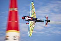 Karlovarský pilot Petr Kopfstein z Team Spielberg skončil v celkovém pořadí Red Bull Air race Masters Class na pátém místě.