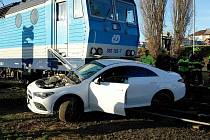 K nehodě na železničním přejezdu u vlakového nádraží v Ostrově na Karlovarsku došlo v pátek v odpoledních hodinách.