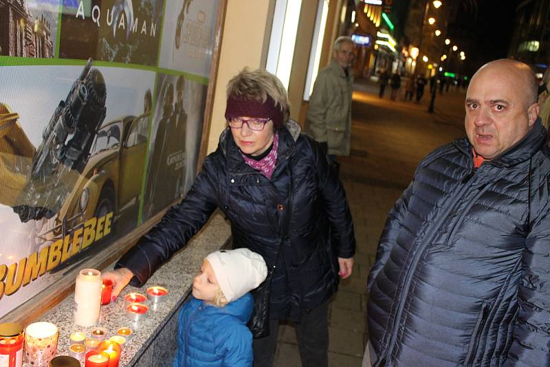 Pietní shromáždění k příležitosti událostí ze 17. listopadu 1989 u karlovarské hlavní pošty a zahájení výstavy studentských prací v rámci projektu Banáni.