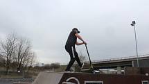 Ostrovský skatepark je opět otevřený. V sobotu zde dováděli kluci na koloběžkách.