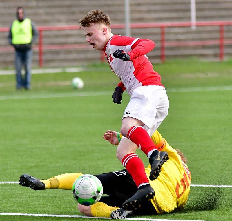 Souboj rezerv ovládla karlovarská Slavia, která porazila Březovou B (ve žlutém) 5:0.