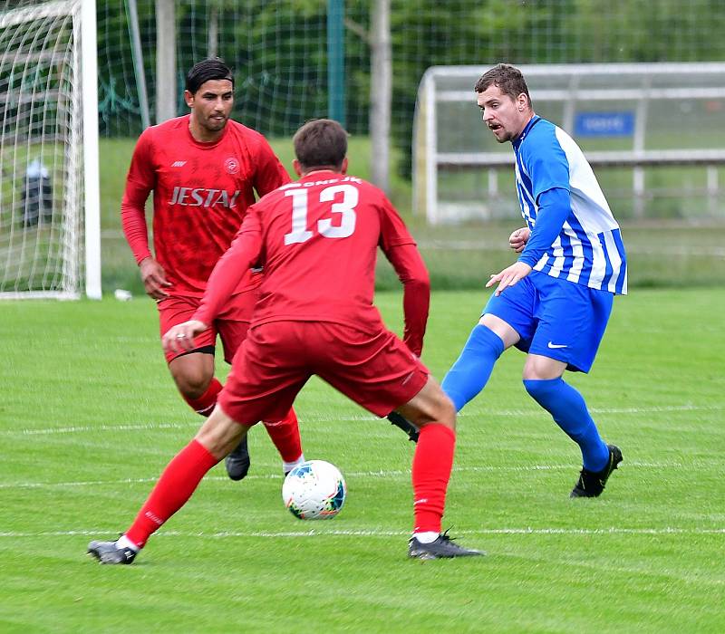 Deset branek padlo v souboji Ostrova s Perštejnem, když nakonec dosáhl na vítězství 6:4 favorizovaný Ostrov (v modrobílém).