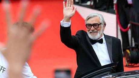 Příjezdem hostů na červený koberec hotelu Thermal začal 56. ročník Mezinárodního filmového festivalu Karlovy Vary. Na snímku Jiří Bartoška, prezident festivalu.