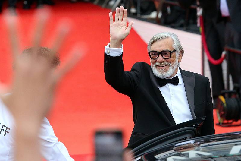 Příjezdem hostů na červený koberec hotelu Thermal začal 56. ročník Mezinárodního filmového festivalu Karlovy Vary. Na snímku Jiří Bartoška, prezident festivalu.