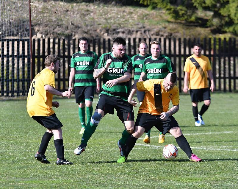 Božičany (ve žlutém) udolaly Pernink v poměru 4:3.