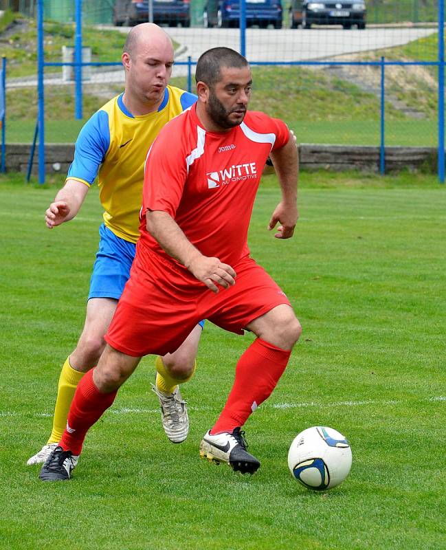 Krušnohorské derby ovládli v domácím prostředí fotbalisté Nejdku B (v červeném), když Nové Hamry pokořili vysoko 8:1.