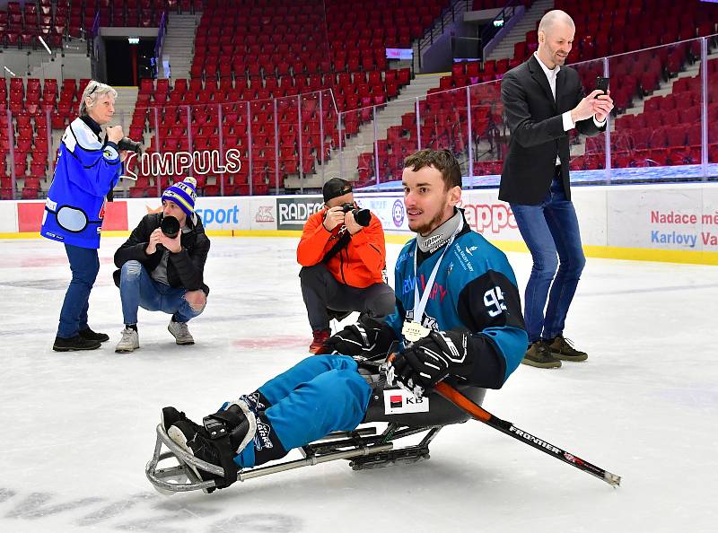 Para hokejisté SKV Sharks Karlovy Vary uhájili para hokejový trůn. V KV Aréně obstál nejlepší tým základní části i ve druhé finálové bitvě, ve které slavil výhru 6:3 nad Zlínem.