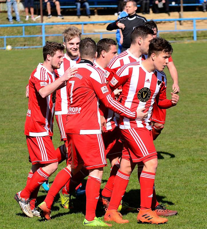 Dokonalý obrat předvedli fotbalisté Chodova (v pruhovaném) v souboji s karlovarskou Lokomotivou (V modrém), když vedli 2:0, poté prohrávali 2:3, a nakonec slavili výhru 4:3, když vítěznou trefu obstaral v 91. minutě kapitán Spartaku Lukáš Kočí.