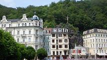 Centrum města Karlovy Vary zůstává i nadále prázdné. Lidé věří, že se po rozvolnění opatření život do města zase vrátí a turisté začnou do centra opět přijíždět.