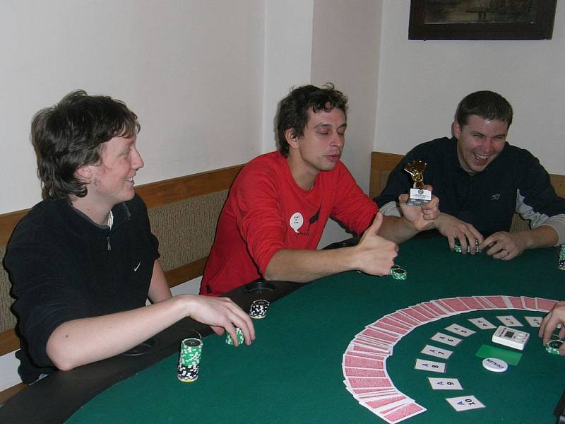 Karlovarskému hráči pokeru Otovi Hrdinovi (na snímku uprostřed) se podařilo kvalifikovat se na největší turnaj jižní polokoule.