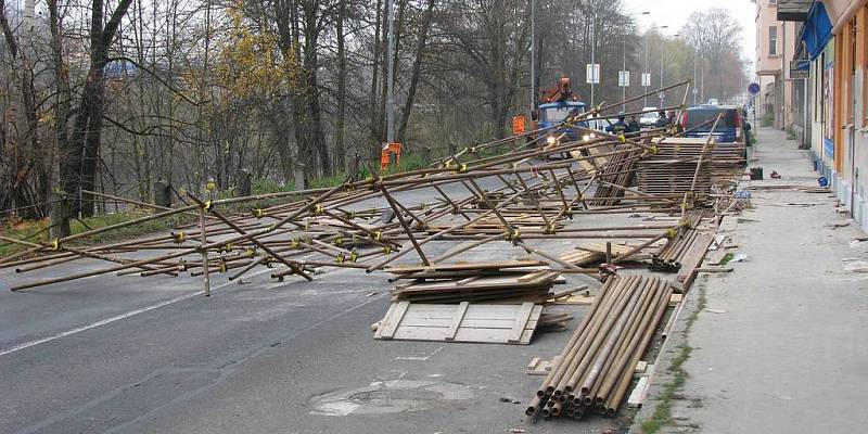 Na Drahomířině nábřeží se zřítilo lešení, na kterém pracovali dva dělníci.