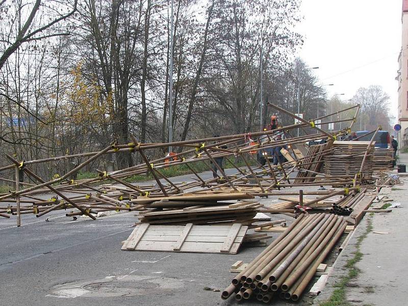 Na Drahomířině nábřeží se zřítilo lešení, na kterém pracovali dva dělníci.